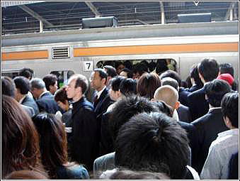 朝の満員電車の風景